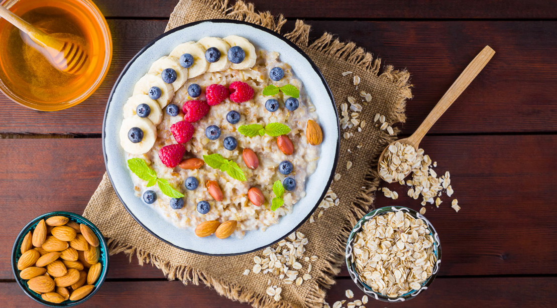 Desayuno saludable - avena con frutas
